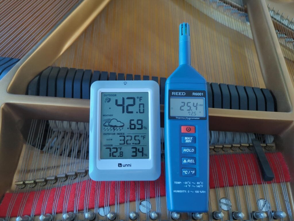 Unni hygrometer alongside Reed R6001. The Unni measures 34% humidity at 72.8 F, whereas the Reed measures 25.4% humidity at 72.5 F.